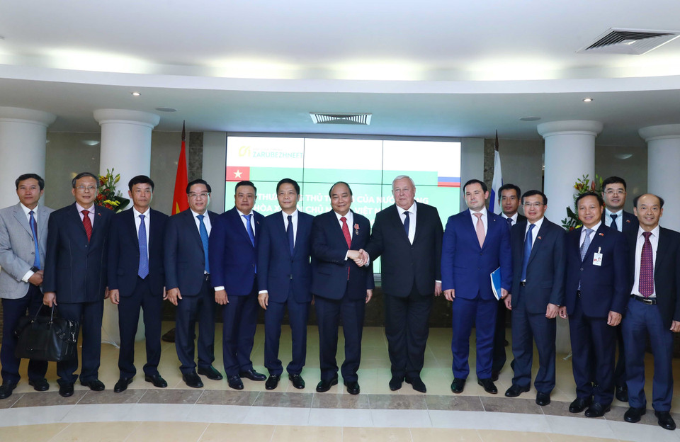  越南政府总理阮春福一行与俄罗斯海外石油公司（Zarubezneft）领导合影。图自越通社