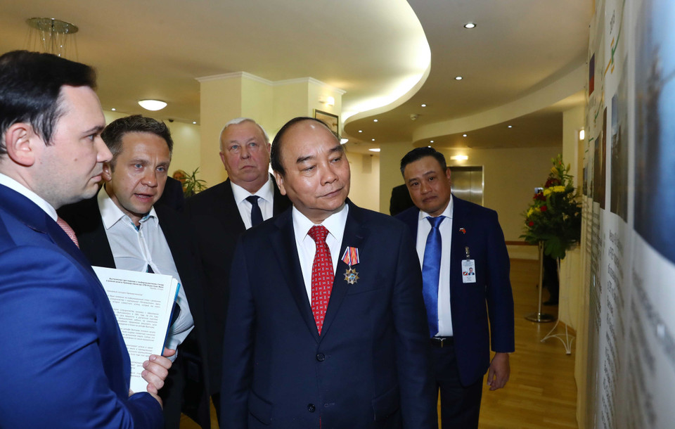  越南政府总理阮春福参观俄罗斯海外石油公司（Zarubezneft）。图自越通社