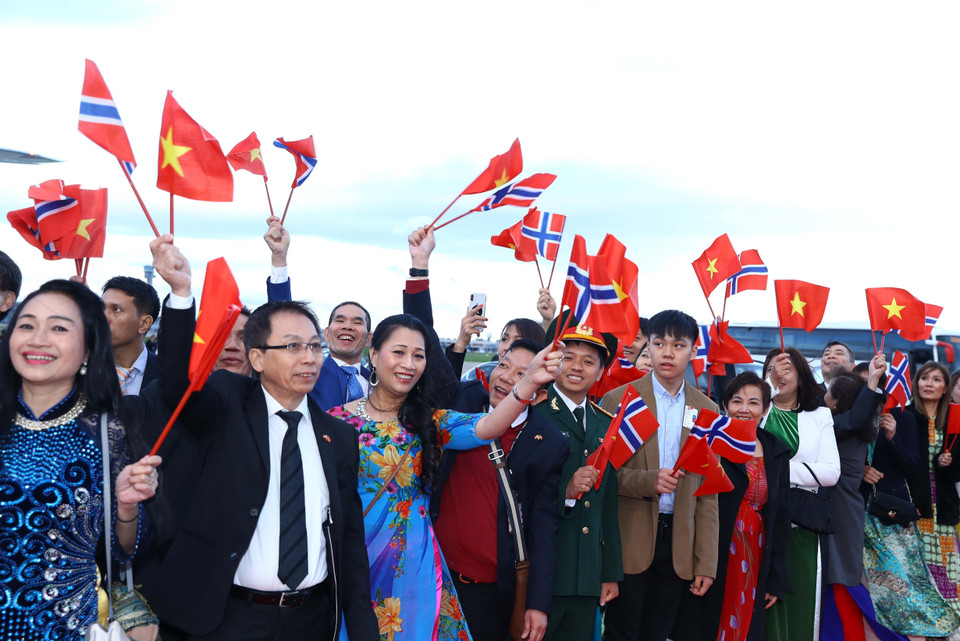 越南驻挪威大使阮红强和大使馆工作人员以及旅挪越侨代表来到机场迎接越南政府总理阮春福一行。图自越通社