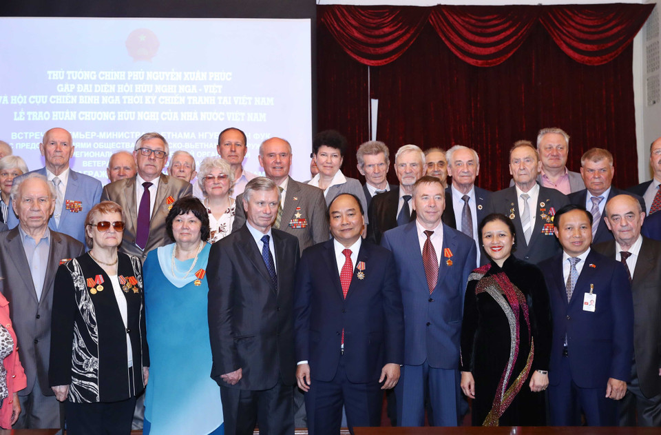 越南政府总理阮春福和各位代表合影。图自越通社