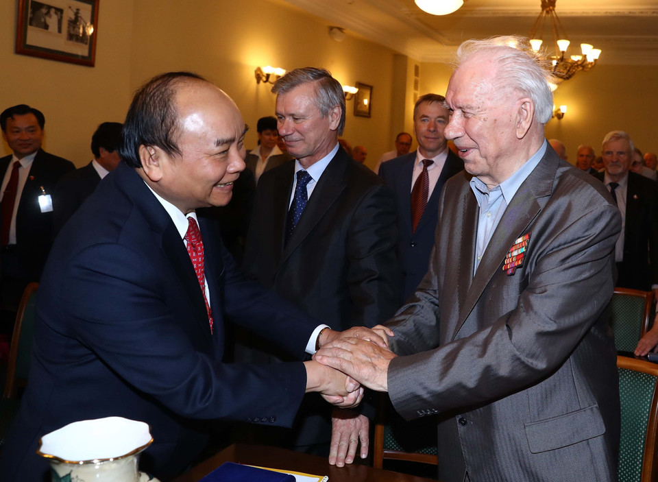 越南政府总理阮春福与曾经援越的俄罗斯军事老专家会面。图自越通社