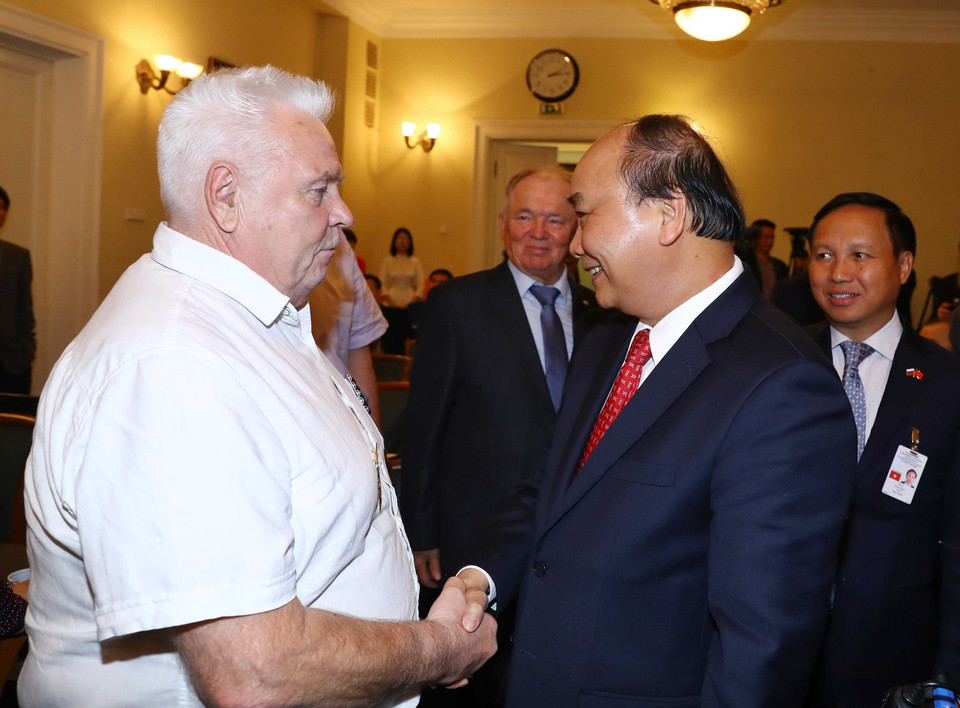 越南政府总理阮春福与曾经援越的俄罗斯军事老专家会面。图自越通社