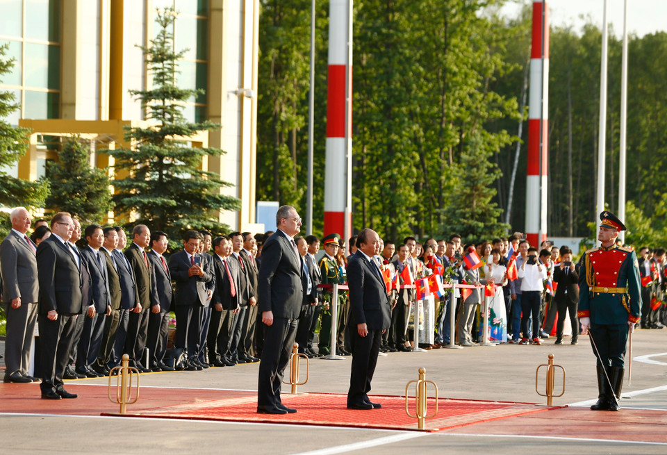  越南政府总理阮春福一行的送行仪式。图自越通社