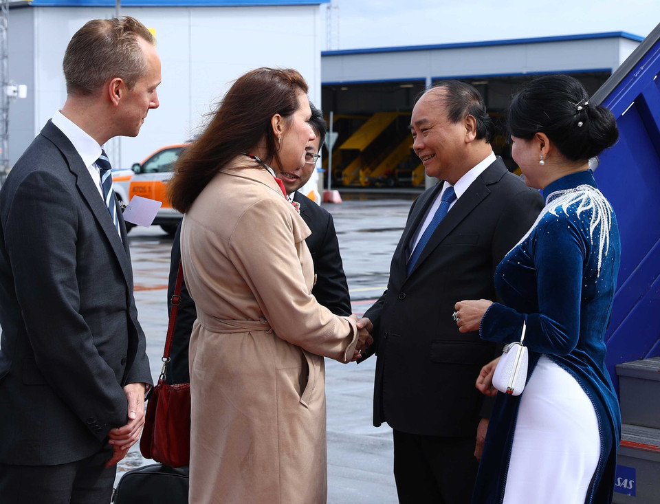 瑞典贸易大臣兼管北欧事务安·林德到机场迎接阮春福一行。图自越通社