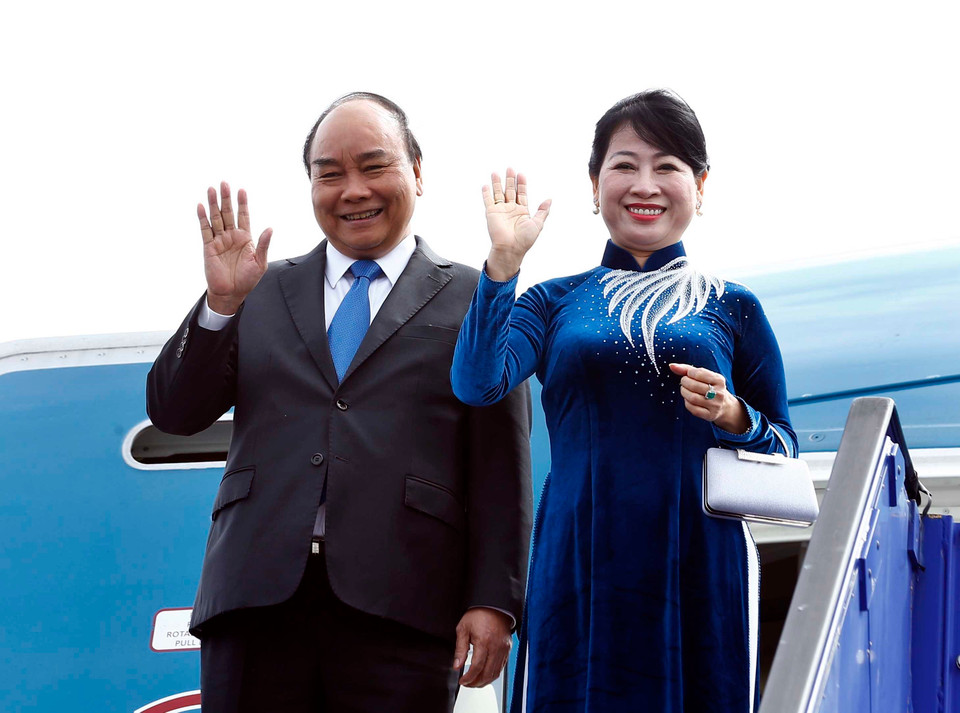 越南政府总理阮春福和夫人抵达瑞典首都斯德哥尔摩的阿兰达尔机场。图自越通社