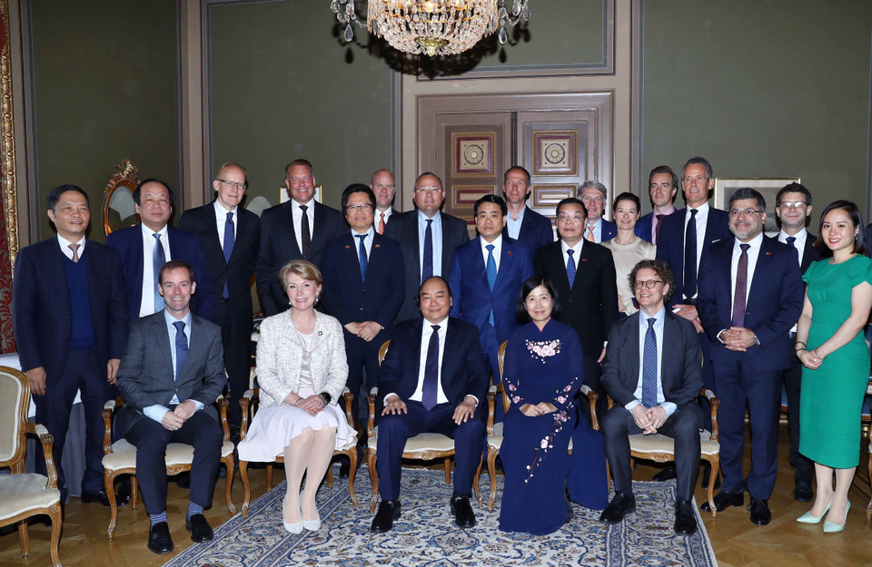 越南政府总理阮春福与瑞典大型集团领导合影。图自越通社