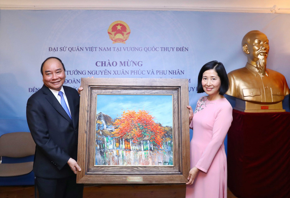 越南政府总理阮春福向越南驻瑞典大使馆赠送纪念品。图自越通社