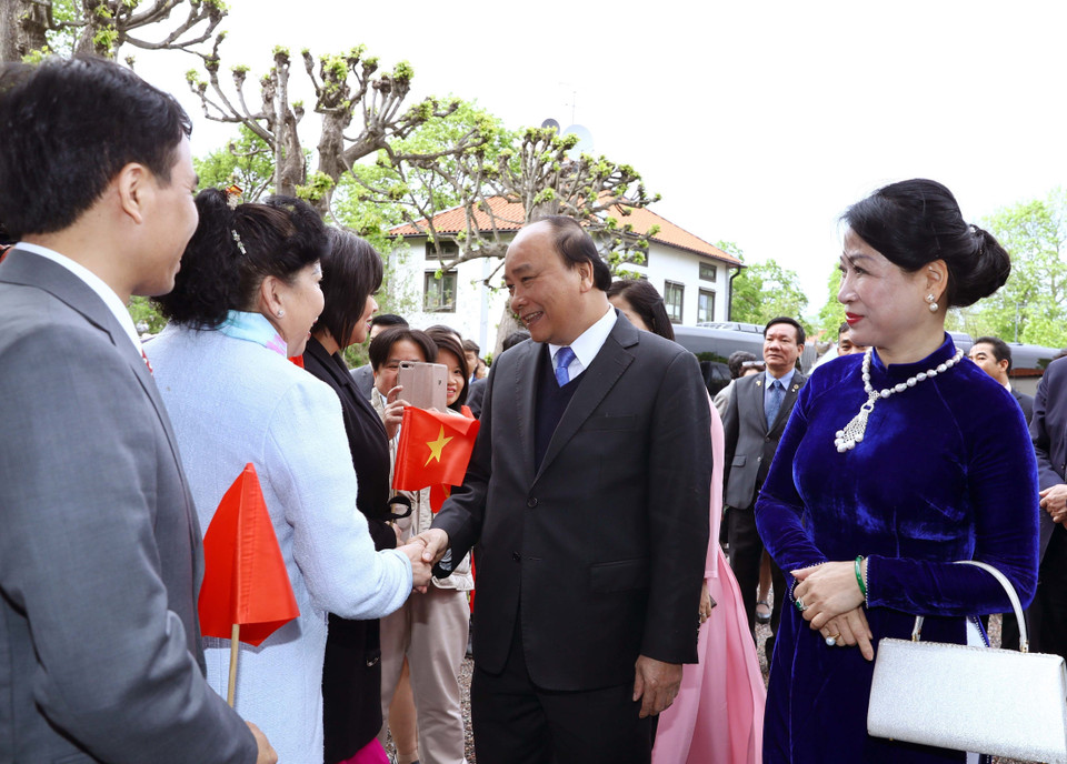 越南政府总理阮春福一行造访越南驻瑞典大使馆。图自越通社