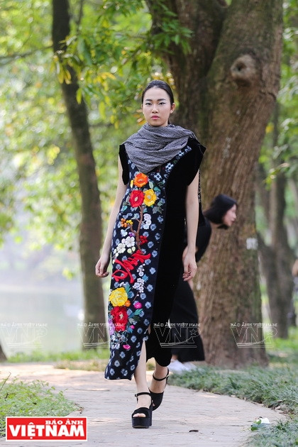 2019年秋冬季越南时尚风格。图自《越南画报》