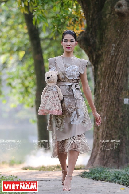 2019年秋冬季越南时尚风格。图自《越南画报》