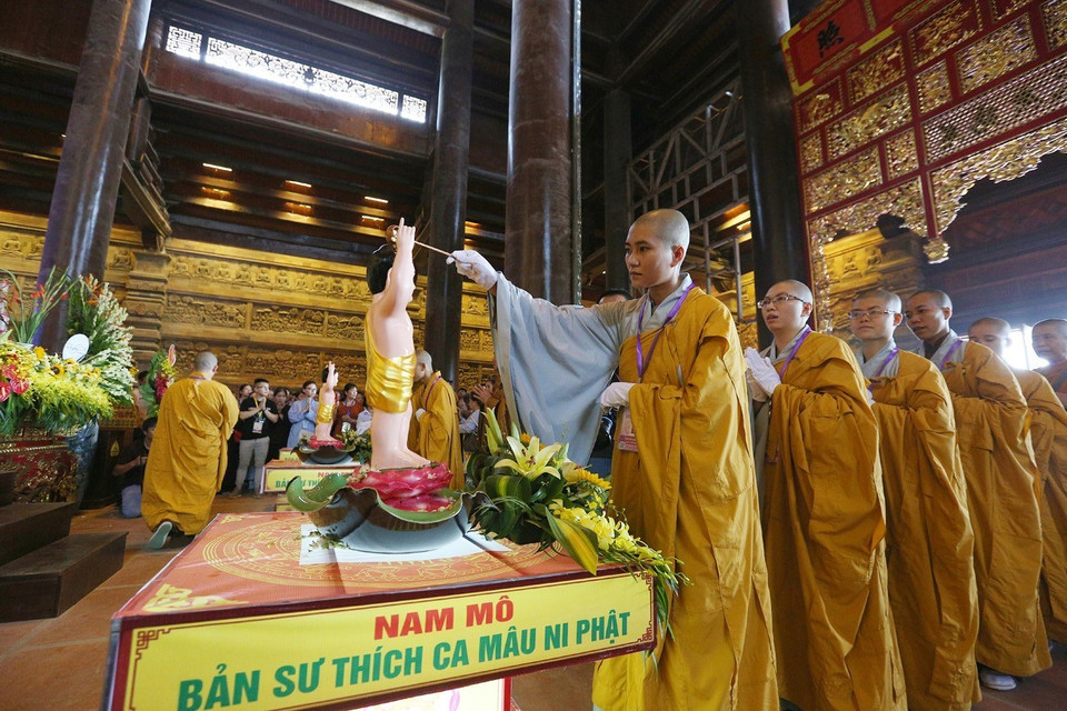 浴佛仪式。图自越通社