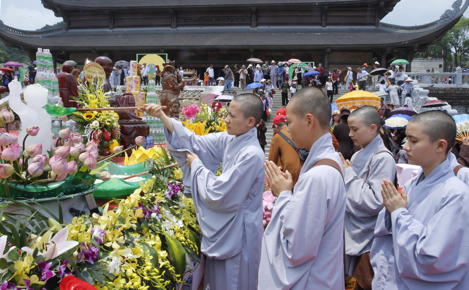 浴佛仪式。图自越通社