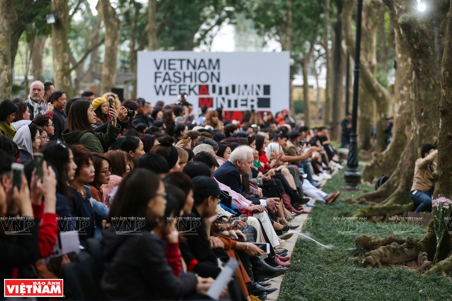 2019年秋冬季越南时尚风格。图自《越南画报》