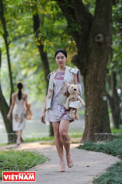 2019年秋冬季越南时尚风格。图自《越南画报》