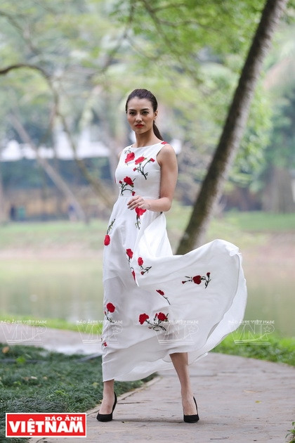 2019年秋冬季越南时尚风格。图自《越南画报》