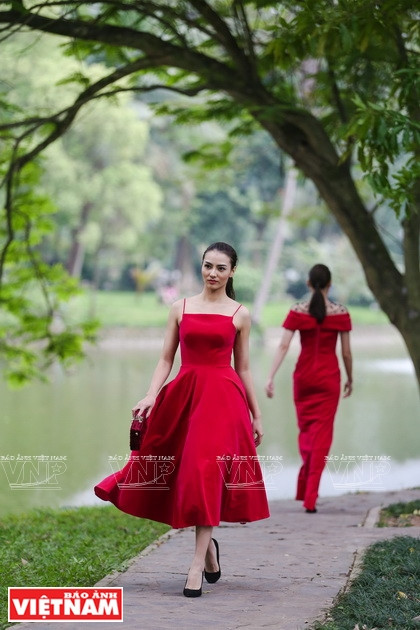 2019年秋冬季越南时尚风格。图自《越南画报》