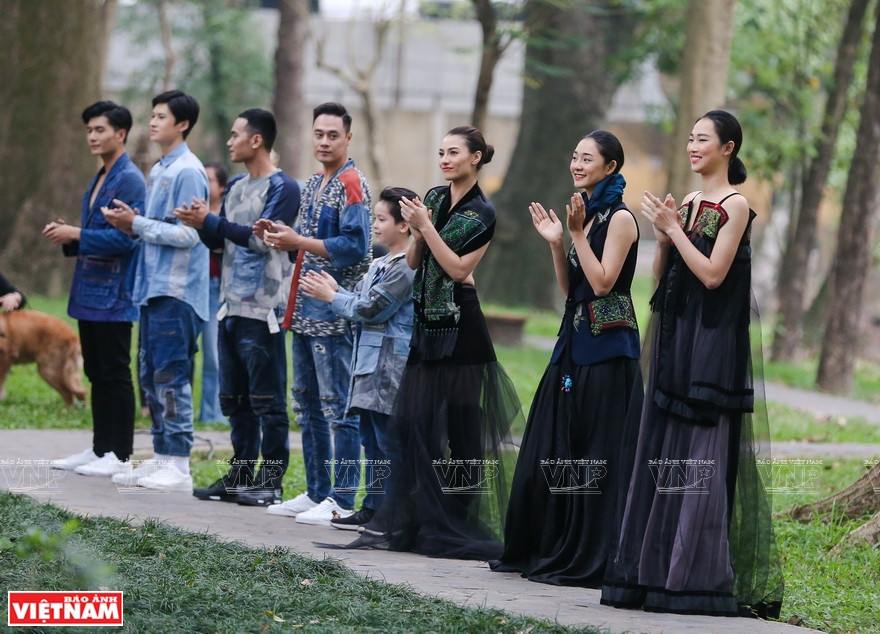 2019年秋冬季越南时尚风格。图自《越南画报》