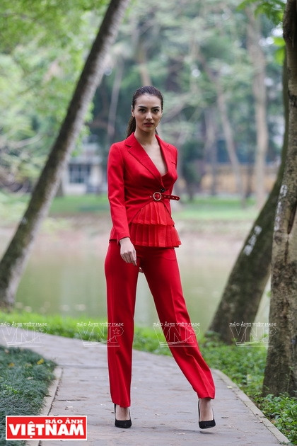 2019年秋冬季越南时尚风格。图自《越南画报》