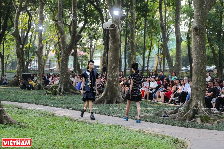 2019年秋冬季越南时尚风格。图自《越南画报》