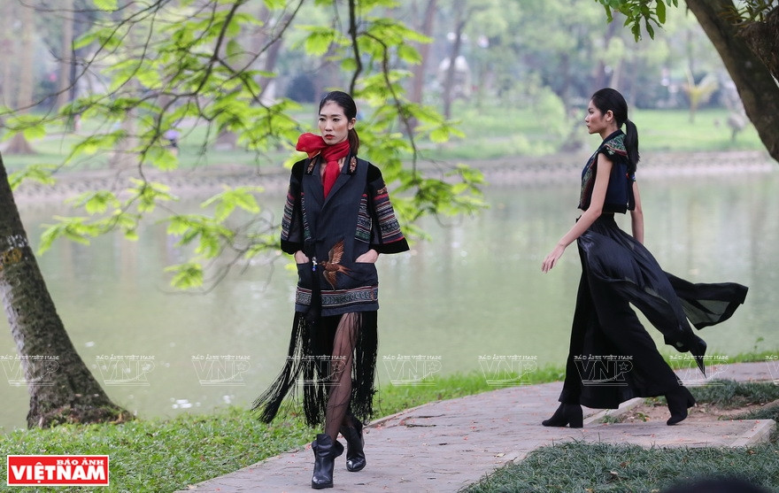 2019年秋冬季越南时尚风格。图自《越南画报》