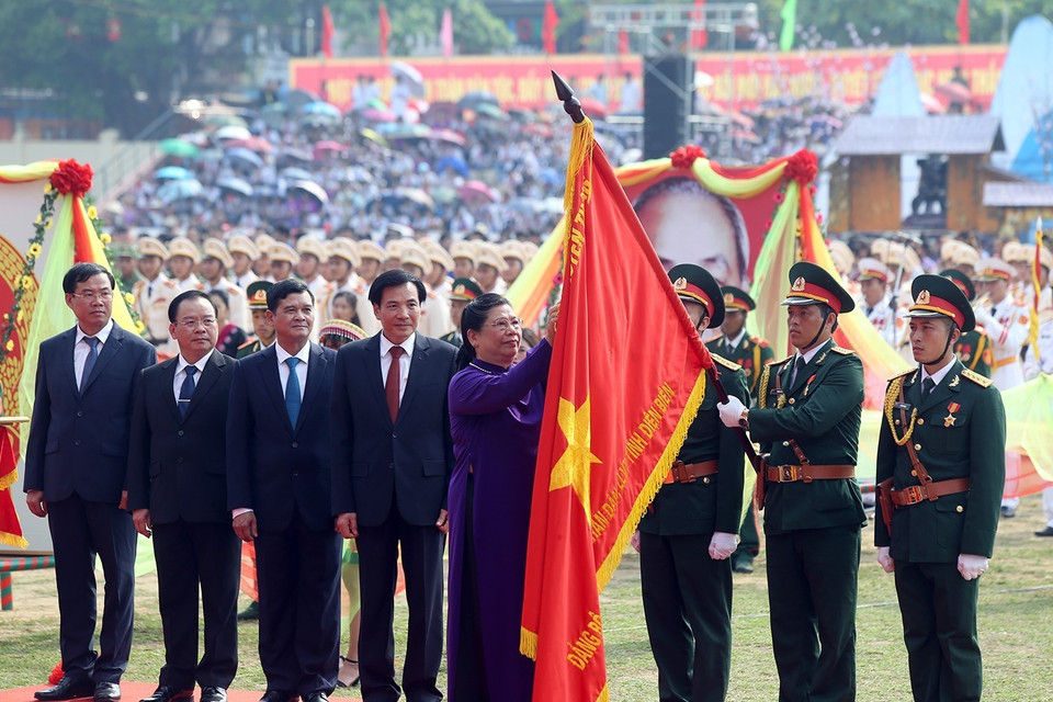 国会常务副主席丛氏放向奠边省授予一等劳动勋章。图自越通社