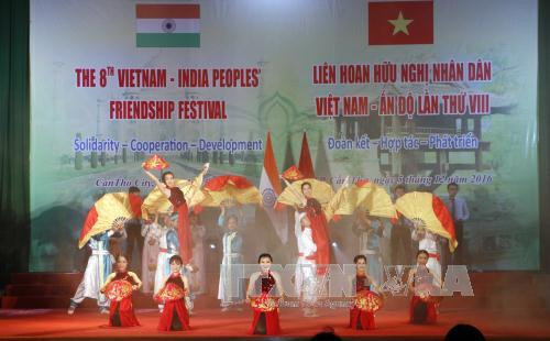 越南传统歌舞节目（图片来源：越通社）