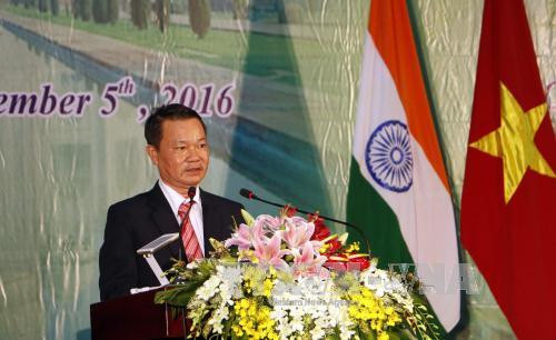 越南与印度友好协会芹苴市分会主席黄文业在大联欢上发表讲话（图片来源：越通社）