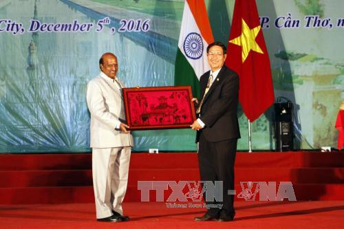 芹苴市人民委员会副主席黎文心向印度代表团赠送纪念礼物（图片来源：越通社）