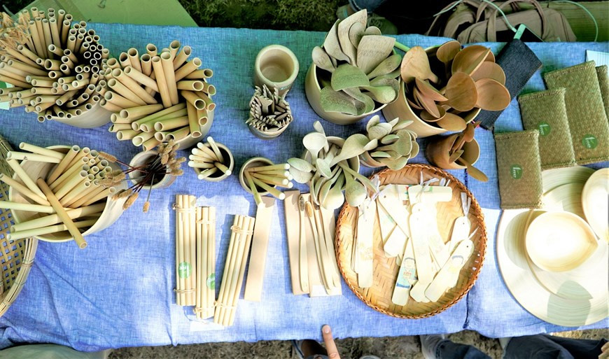 使用非常熟悉且日常生活普遍使用的废旧材料制作的产品。Vietnam+记者明孝 摄