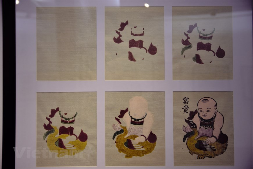 制作东湖画的步骤。Vietnam+记者微妙 摄