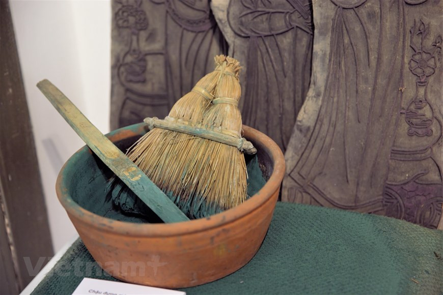 制作东湖画的工具。Vietnam+记者微妙 摄