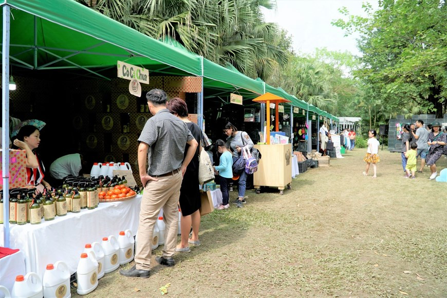 在本次活动中共设有20个“绿色”展台，推介有机产品、环保产品等。Vietnam+记者明孝 摄