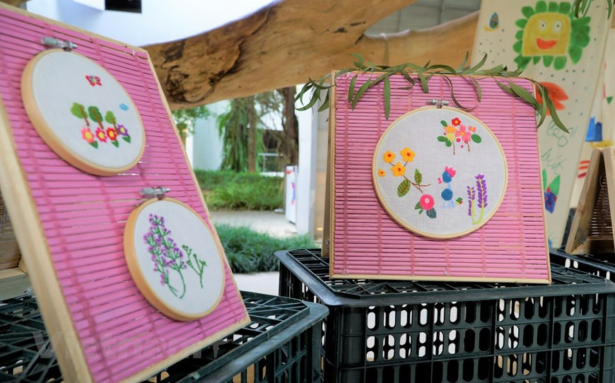 在本次活动中所卖出的产品将捐赠给Tohe Fun自闭症儿童职业培训班。Vietnam+记者明孝 摄