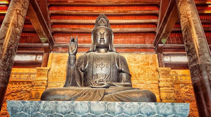 重100吨的观音佛像被安放在三宝殿。Vietnam+记者春梅 摄