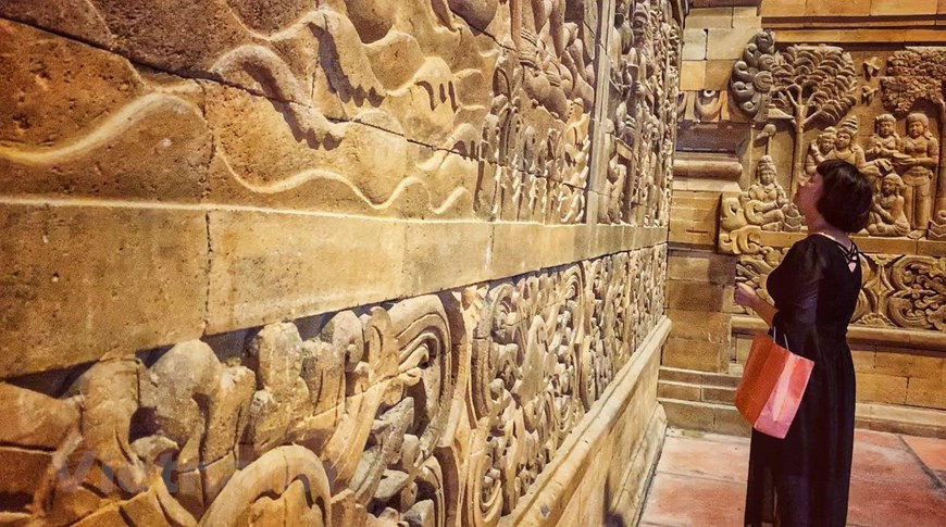 来到寺庙参观，敬拜的佛子都对火山岩的浮雕留下深刻印象。Vietnam+记者春梅 摄