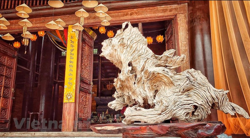 安放在寺前的雕刻作品。Vietnam+记者春梅 摄