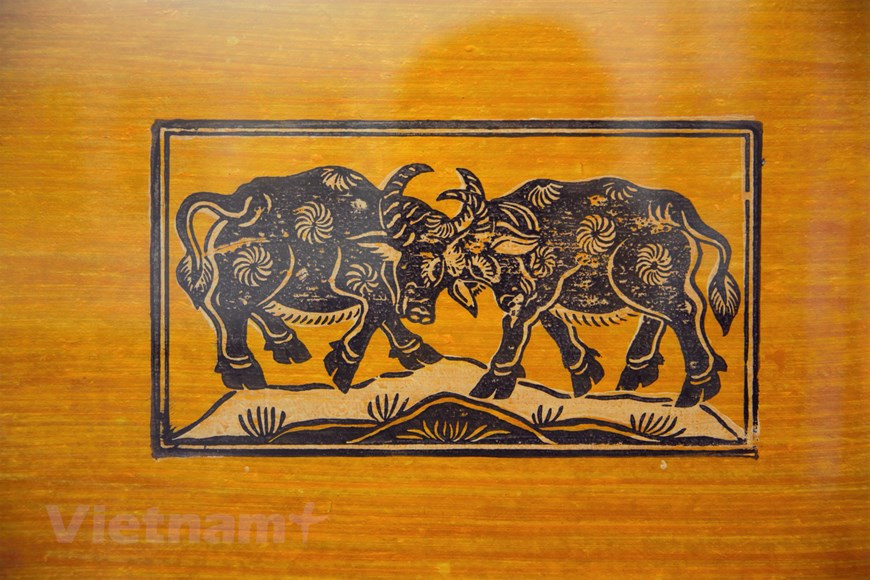 在展会上展示的东湖画。Vietnam+记者微妙 摄