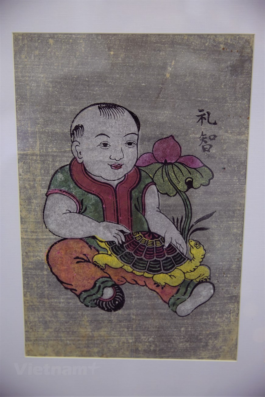 在展会上展示的东湖画。Vietnam+记者微妙 摄