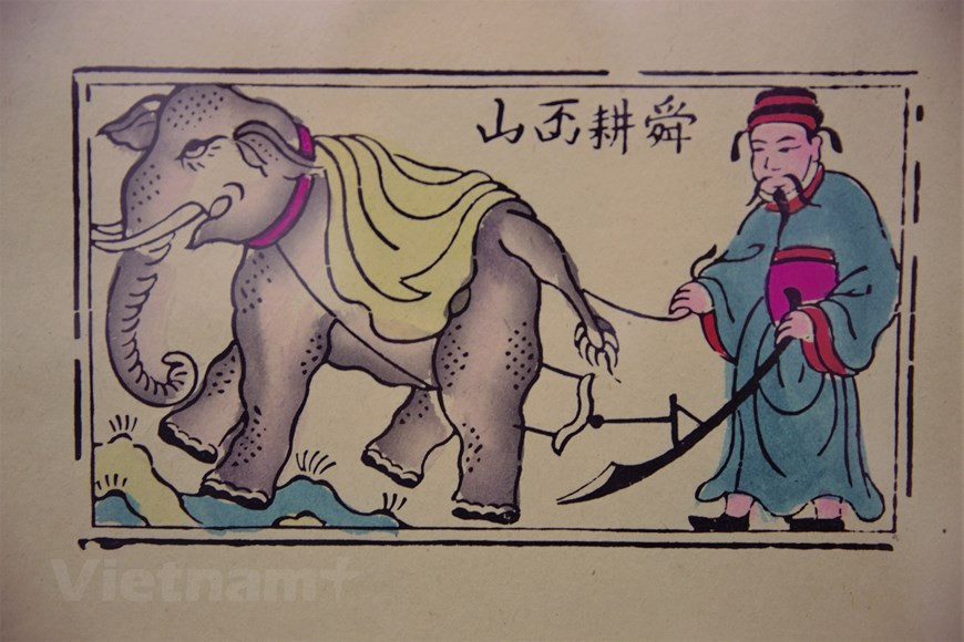 在展会上展示的东湖画。Vietnam+记者微妙 摄