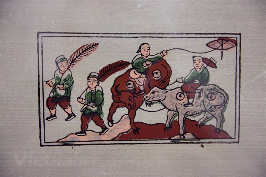 在展会上展示的东湖画。Vietnam+记者微妙 摄