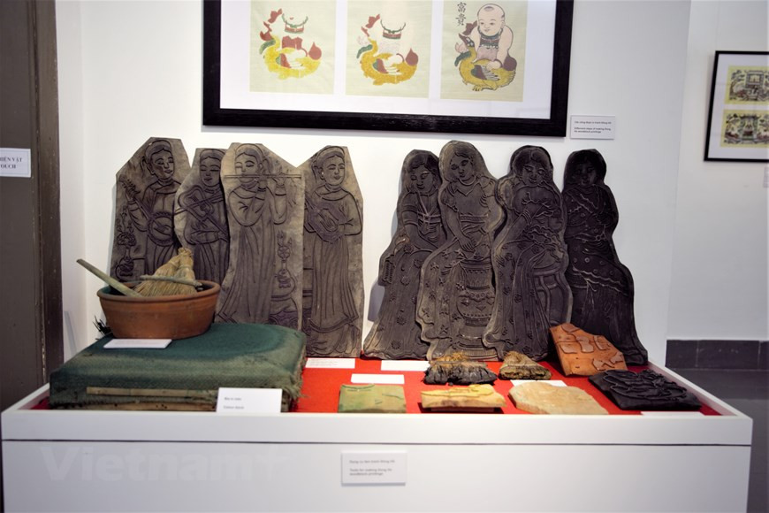 本展展示了印刷图片、木刻版等100多个实物。Vietnam+记者微妙 摄