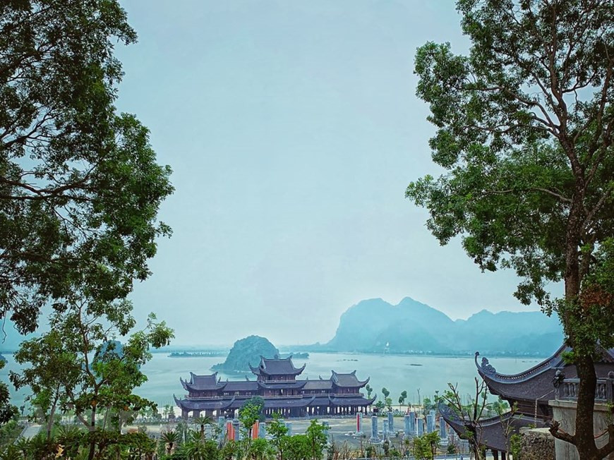 三祝寺以雄伟壮丽的景观而特别。寺前朝着湖水，寺后靠山。Vietnam+记者春梅 摄