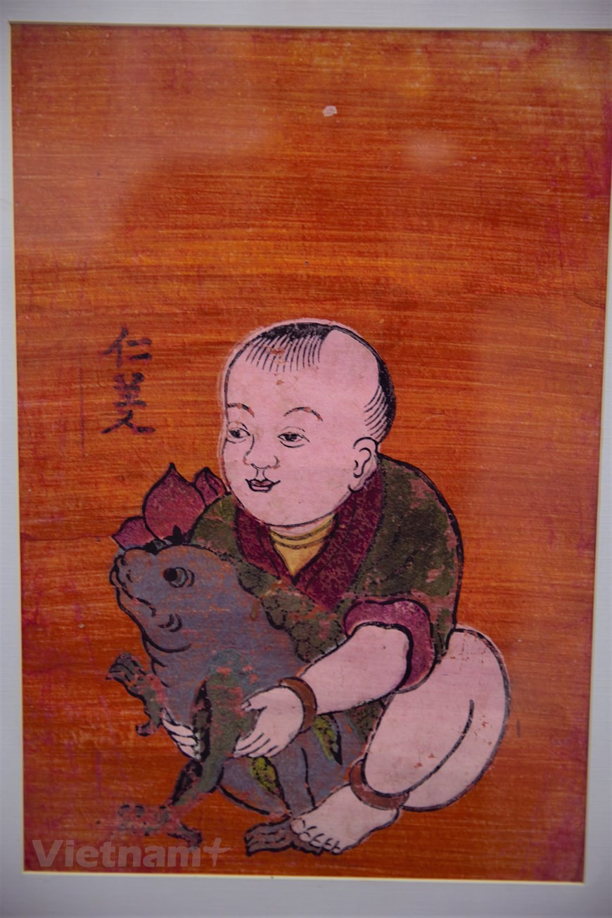 在展会上展示的东湖画。Vietnam+记者微妙 摄