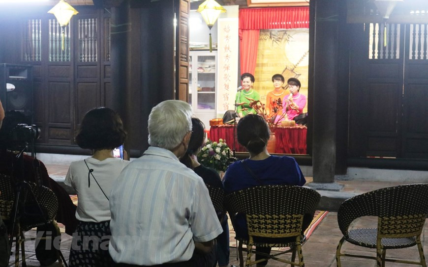 目前，在碧沟道馆表演的歌娘不仅有老歌手而且还有年经歌娘。Vietnam+记者秋鸳 摄