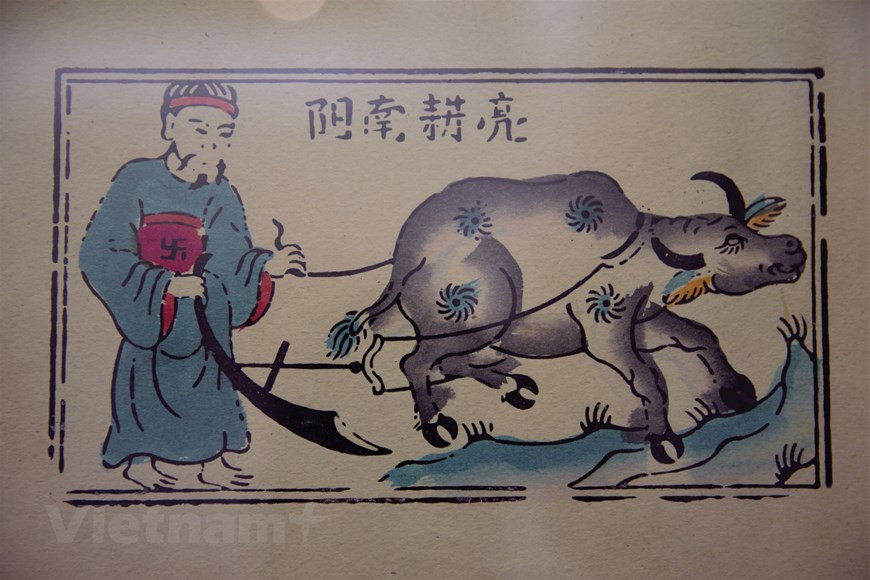 在展会上展示的东湖画。Vietnam+记者微妙 摄