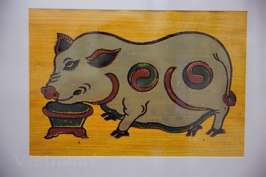 在展会上展示的东湖画。Vietnam+记者微妙 摄