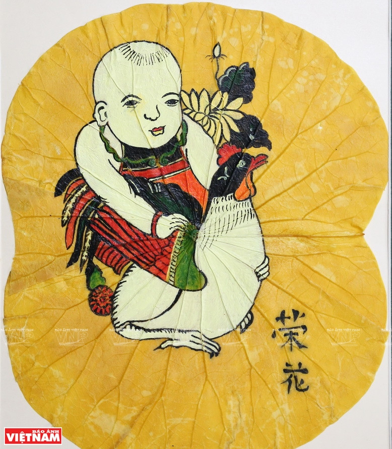 传统东湖画被桥高勇和同事画在莲叶上。图自越南画报