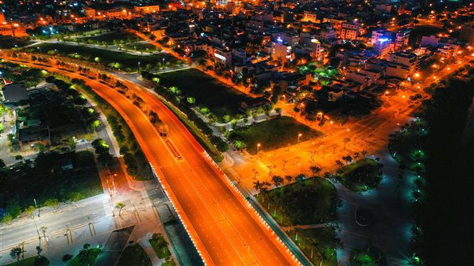 灯光朦胧的街道和住宅区。图自越通社