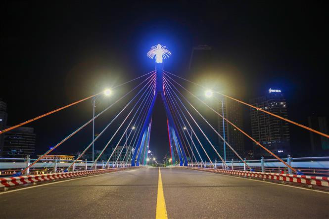 行人寥寥无几的韩江桥呈现出不同的美丽。图自越通社