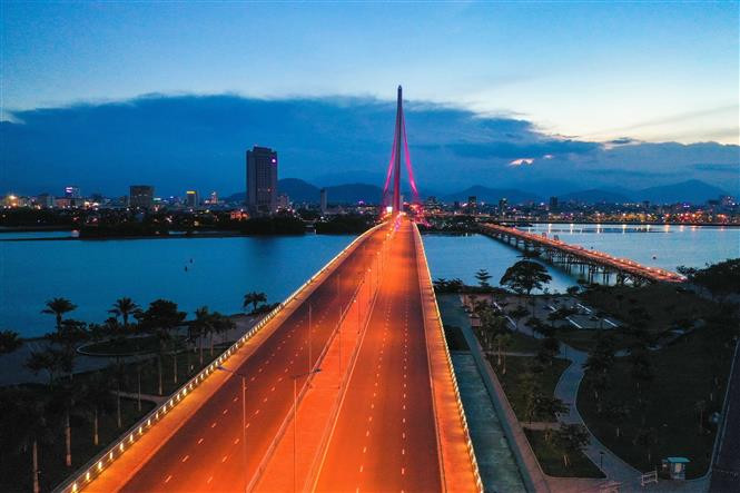 社交距离实施期间，陈氏李桥、阮文斋桥灯光依旧璀璨、美丽动人。图自越通社